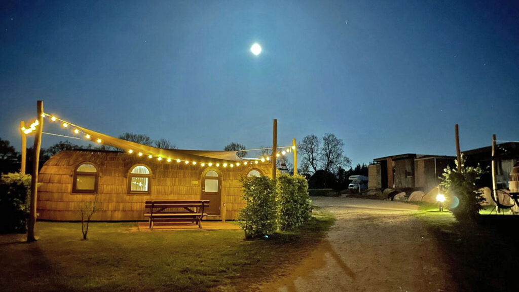 Gemütliche Ferienwohnung auf dem Campingplatz-Areal in Belau – modernes Design und Komfort für erholsame Tage in der Natur.