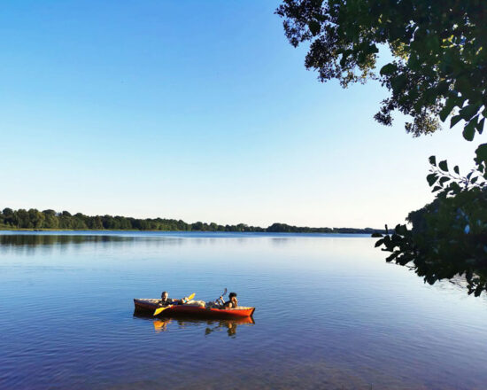 Camping am See in Belau mit dem Kanu oder Boot auf dem See direkt am Camping Platz