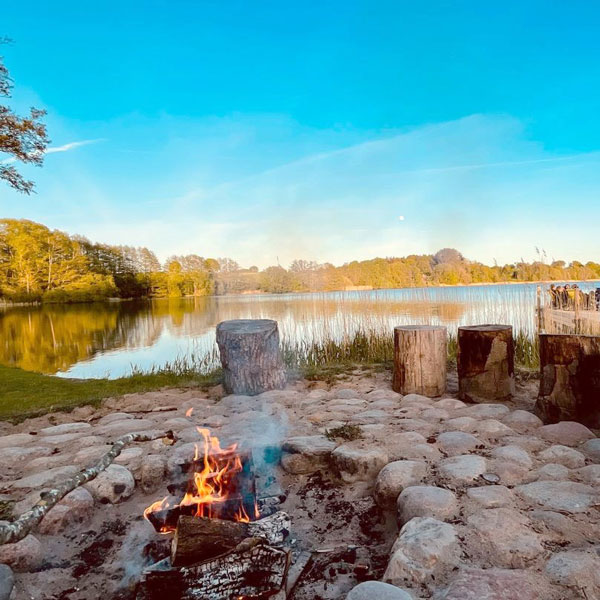 Feuerstelle am Campingplatz am Belauer See